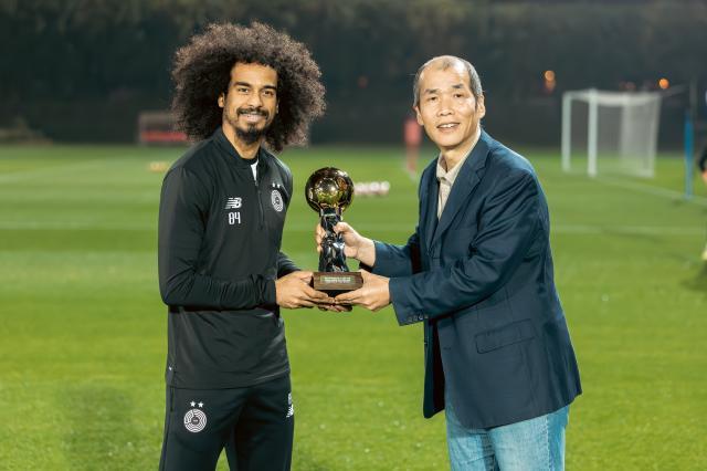 九游体育官网入口-体坛代表赴多哈颁奖 阿菲夫捧起2024亚洲金球奖